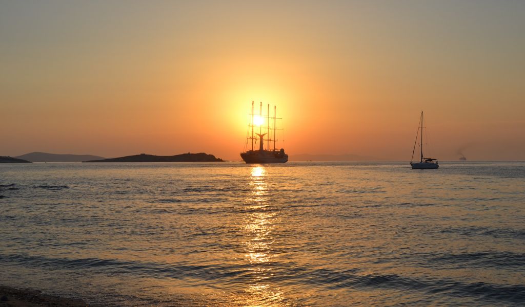 A Majestic Mykonos Sunset Cruise with Delectable Delights – Boat Tours in Mykonos